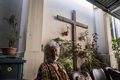 Retrato de Cosy, una mujer mayor del barrio de Achrafieh con escasos recursos económicos y sin nadie que se haga cargo de ella, espera su turno para ser atendida en la iglesia cristiana maronita de San Juan Bautista. Los vecinos intentan darle apoyo y hacerle compañía, para intentar que su situación resulte un poco más llevadera.