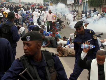 La polic&iacute;a dispersa con gases lacrim&oacute;genos a la manifestaci&oacute;n de los cat&oacute;licos en Kinshasa.
