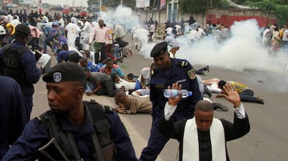 La policía dispersa con gases lacrimógenos a la manifestación de los católicos en Kinshasa.