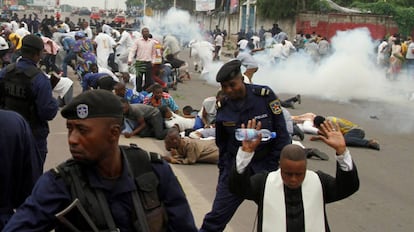 La polic&iacute;a dispersa con gases lacrim&oacute;genos a la manifestaci&oacute;n de los cat&oacute;licos en Kinshasa.