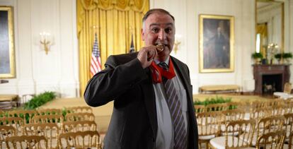 El cocinero y empresario español José Andrés con su Medalla Nacional de las Humanidades.