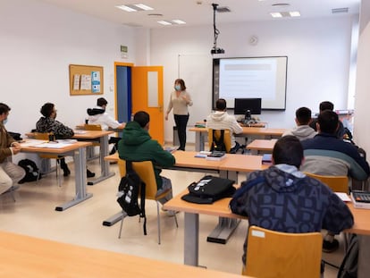 Una profesora que imparte un curso en el Centro Andaluz de Formación Integral de las Industrias del Ocio (CIO) 