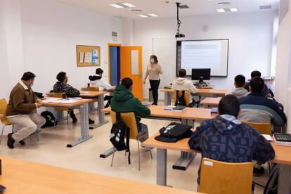 Una profesora que imparte un curso en el Centro Andaluz de Formación Integral de las Industrias del Ocio (CIO) 