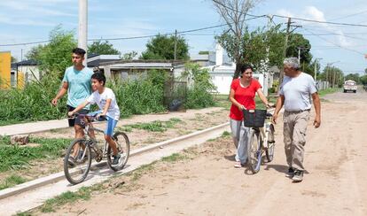 Víctor López (dcha), Claudia Suárez y sus hijos pasean por Colonia Belgrano.