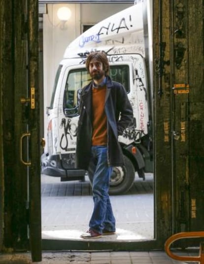 El escritor Juan Gómez Bárcena posando en las calles de Malasaña (Madrid).