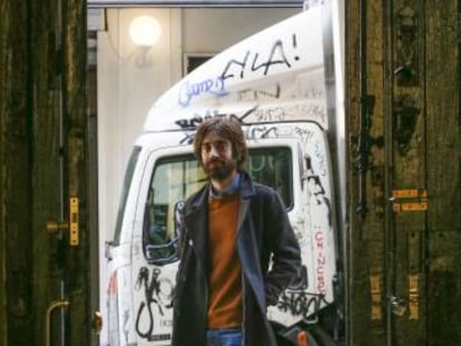 El escritor Juan G&oacute;mez B&aacute;rcena posando en las calles de Malasa&ntilde;a (Madrid).