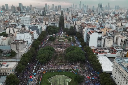El centro de Buenos Aires durante la conmemoración del Día Internacional de la Mujer, este viernes por la tarde.