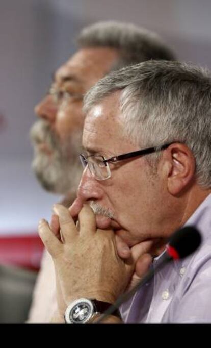 Los secretarios generales de UGT, Cándido Méndez (i), y de CC.OO., Ignacio Fernández Toxo (d), durante la rueda de prensa que han ofrecido hoy en la sede de UGT, para anunciar las próximas movilizaciones contra el gobierno por sus medidas de recortes.