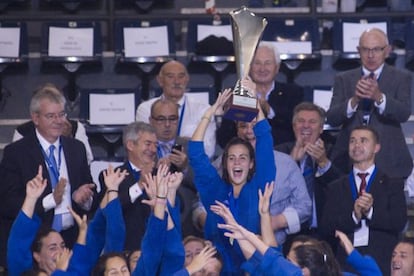 Olga Doménech levanta la copa que convierte al CN Sabadell en el único campeón de la Supercopa de Europa dos años consecutivos.