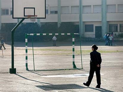 Un guardia vigila el patio del colegio Antonio Machado, en La Línea de la Concepción.