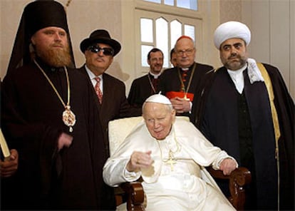 La política de conciliación de Juan Pablo II le ha llevado a rezar en una mezquita en Siria, visitar Israel y pasear por los territorios de la Autoridad Nacional Palestina, entre otros. En 2002 visitó Bakú, donde se reunió (en la imagen) con los líderes ortodoxos, judío y musulmán de Azerbaiyán. Tan sólo Rusia y China han impedido a Wojtyla pisar sus territorios.