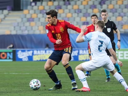 Gonzalo Villar, autor de uno de los tres goles de España, protege el balón ante Zan Rogelj este miércoles en Maribor (Eslovenia).