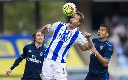 David Zurutuza de la Real Sociedad golpea de cabeza.