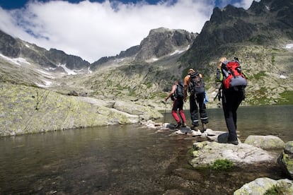 El parque nacional del Alto Tatras, una de las primeras regiones transfronterizas protegidas del mundo (en la década de 1950), entre Eslovaquia y Polonia, cumple 70 años en 2019 y encabeza la lista de los 10 mejores destinos europeos (<a href="http://www.lonelyplanet.es/best-in-europe" target="_blank">'Best in Europe'</a>) de 2019 según los expertos de Lonely Planet. Una buena razón para descubrir estas escarpadas montañas mediante rutas senderistas de dificultad variada, bien señalizadas y con refugios dispuestos al final de cada etapa. Como la clásica Tatranská Magistrala (45 kilómetros, tres días), que recorre la cordillera por debajo de los picos más altos, como el Gerlach (Gerlachovský štít, 2.654 metros), techo de Eslovaquia. También podremos observar osos pardos, extintos en casi toda Europa, navegar en el glaciar Štrbské Pleso y disfrutar de los pueblos de pastores, que conservan sus casas de madera pintadas de vivos colores (como las de Zdiar), su patrimonio musical y los vestidos tradicionales. A los Altos Tatras se llega en tren desde Bratislava (a 330 kilómetros al suroeste), y ya en Poprad, mediante ferrocarriles de montaña, funiculares y teleféricos, según la zona escogida.