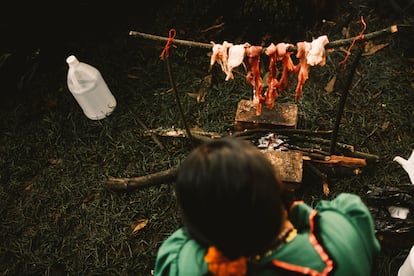 Nancy Campo prepara la cena para ella y su familia, luego de retornar nuevamente al Parque Nacional. Nancy lleva varios años viviendo en Bogotá, luego de ser desplazada. El pasado y el presente de exclusión es compartido por casi el millar de afectados por la inactividad estatal y la violencia.