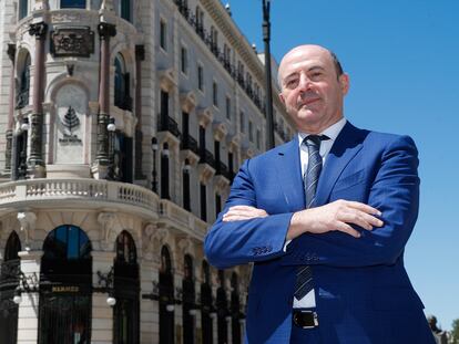 José Antonio Fernández Gallar, consejero delegado de OHLA, ante el edificio Canalejas de Madrid.