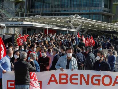 Manifestación enfrente de la sede Abengoa, en Sevilla. 