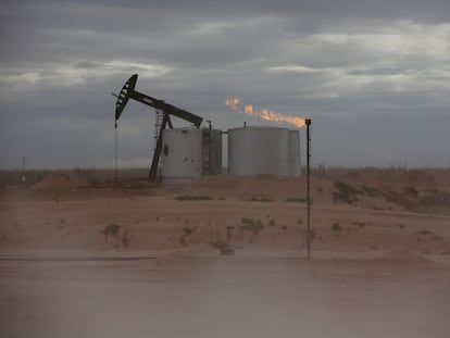 Una bomba de petróleo opera en la cuenca Permian, en Texas (EE UU), en 2019.