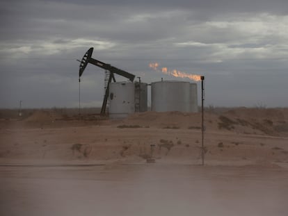 Plataforma de perforación petrolífera en la cuenca del Pérmico, en Loving County (Texas, EE UU).