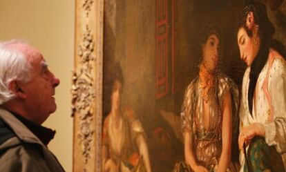 Un espectador frente a 'Mujeres de Argel en sus habitaciones', de Delacroix.