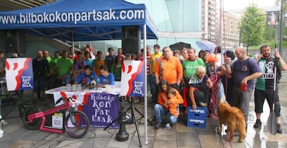 Itziar Villafáñez y Liher Barrantes, en la mesa, presentan este martes el programa de Bilboko Konpartsak, rodeados de comparseros.