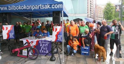 Itziar Villafáñez y Liher Barrantes, en la mesa, presentan este martes el programa de Bilboko Konpartsak, rodeados de comparseros. 