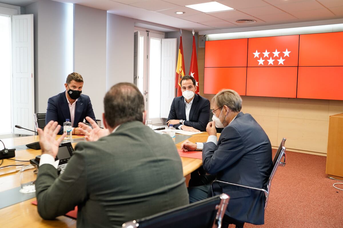 El anuncio de los confinamientos desconcierta a los socios de Ayuso ...