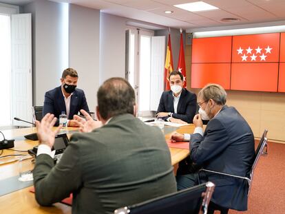 El vicepresidente y consejero de Deportes, Ignacio Aguado, reunido con el presidente de la Fundación España Activa, Jaime Lissavetzky.