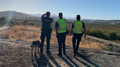 Agentes de la Guardia Civil, en el lugar donde se produjo el tiroteo, en Cádiz.