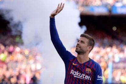 Piqué saluda a la afición del Camp Nou, el miércoles en el Gamper.