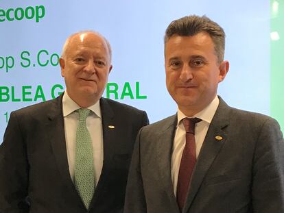 El presidente de Anecoop, Alejandro Monzón, (dcha) y el director general, Joan Mir, este miércoles en Valencia.