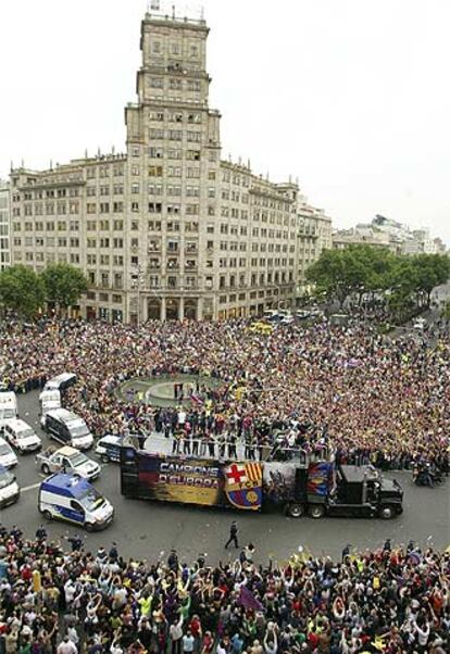 La caravana en la confluencia de la Gran Via con el paseo de Gràcia.