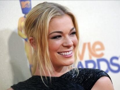 La cantante LeAnn Rimes ha decidido poner fin a su matrimonio con Dean Sheremet. Según ha comunicado en su página web, ha sido una decisión tomada de manera "amistosa" entre los dos. La pareja se casó en el año 2002. La ruptura ha llegado después de los rumores que vinculaban a Rimes con el actor Eddie Cibrian.