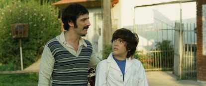 Ernesto Alterio y el niño Teo Gutiérrez Moreno, en 'Infancia clandestina'.