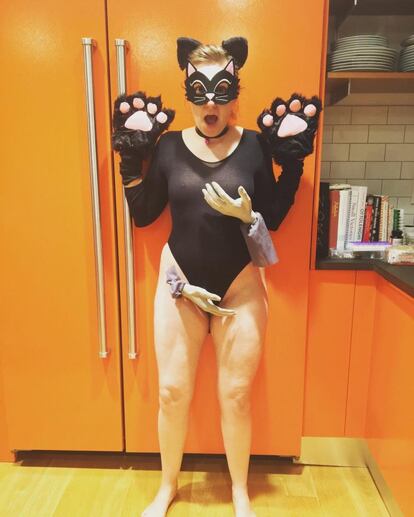 Lena Dunham, creadora y protagonista de la serie 'Girls', más que un gatito. La actriz se inspiró en las palabras de Donald Trump, en las que se jactaba de poder sobar a las mujeres, para reinterpretar un clásico disfraz de Halloween. 