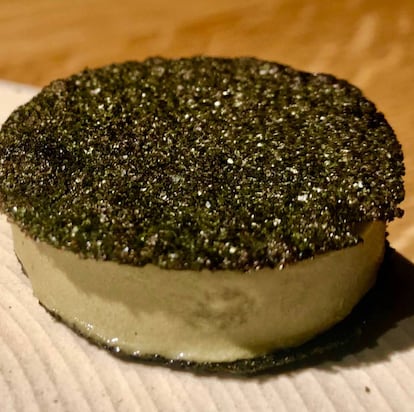 Sándwich de galleta de algas nori crujientes, rellenas de helado de las mismas algas / Capel