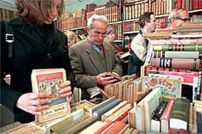 Una de las librerías presentes en la anterior edición de la Feria del Libro Antiguo, en mayo de 2000.