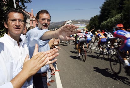 El balón de oxígeno para Rajoy vendría de su querida Galicia. Alberto Nuñez Feijóo recuperaba la Xunta en las autonómicas gallegas de 2009 tras cuatro años de Gobierno tripartito. Era la primera victoria de Rajoy, quien había apostado por Feijóo. En la foto, ambos en Arcade (Pontevedra) durante una etapa de la Vuelta Cilcista a España de 2007. El ciclismo es una de las grandes pasiones del candidato del PP.