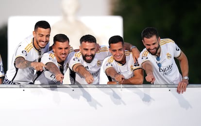 Joselu, Dani Ceballos, Carvajal, Lúcas Vázquez y Nacho celebran su título con la afición.