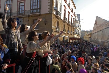 Ambiente en una calle, en las fiestas de carnaval de C&aacute;diz.