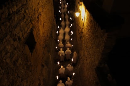 Penitentes de la hermandad del Cristo de la Buena Muerte participan en una procesión en Madrid.