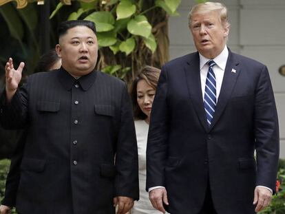 Trump y Kim Jong-un pasean tras su primer encuentro en Hanoi el pasado 28 de febrero.  
