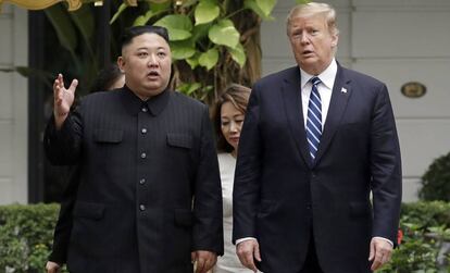 Trump y Kim Jong-un pasean tras su primer encuentro en Hanoi el pasado 28 de febrero.  