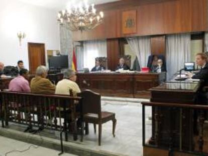 La Audiencia de Las Palmas juzgó hoy por estafa y delito contra los derechos de los ciudadanos extranjeros al empresario (dcha banquillo ).