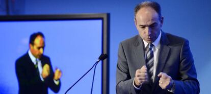 El presidente de la UMP, Jean-François Copé, gesticula durante su discurso sobre inmigración.
