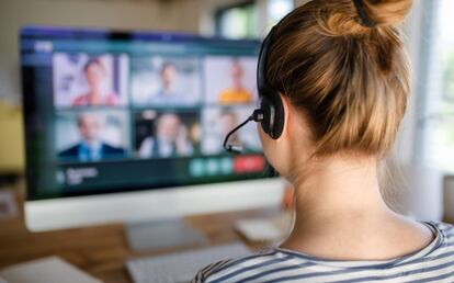 Una mujer atiende una videoconferencia laboral.