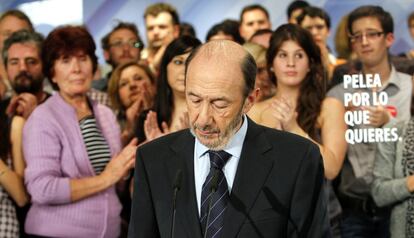 Alfredo Pérez Rubalcaba, candidato del PSOE a la presidencia del Gobierno en las elecciones del 20-N, tras conocerse los resultados electorales en la rueda de prensa en la sede Ferraz de Madrid.