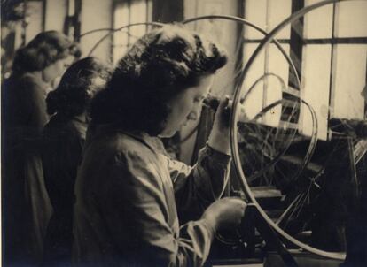 Un grupo de mujeres fabricando ruedas