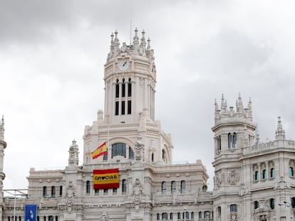 Fachada del Ayuntamiento de Madrid durante el estado de alarma decretado por el Gobierno para combatir el coronavirus, en Madrid.