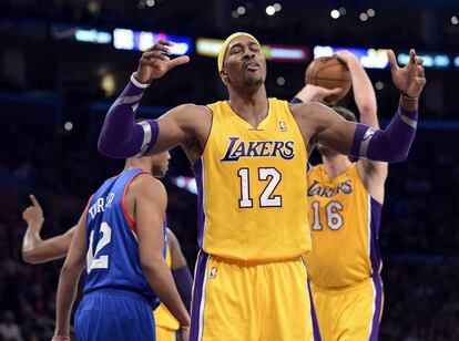 Dwight Howard se lamenta, en un lance del encuentro ante los Sixers en el Staples